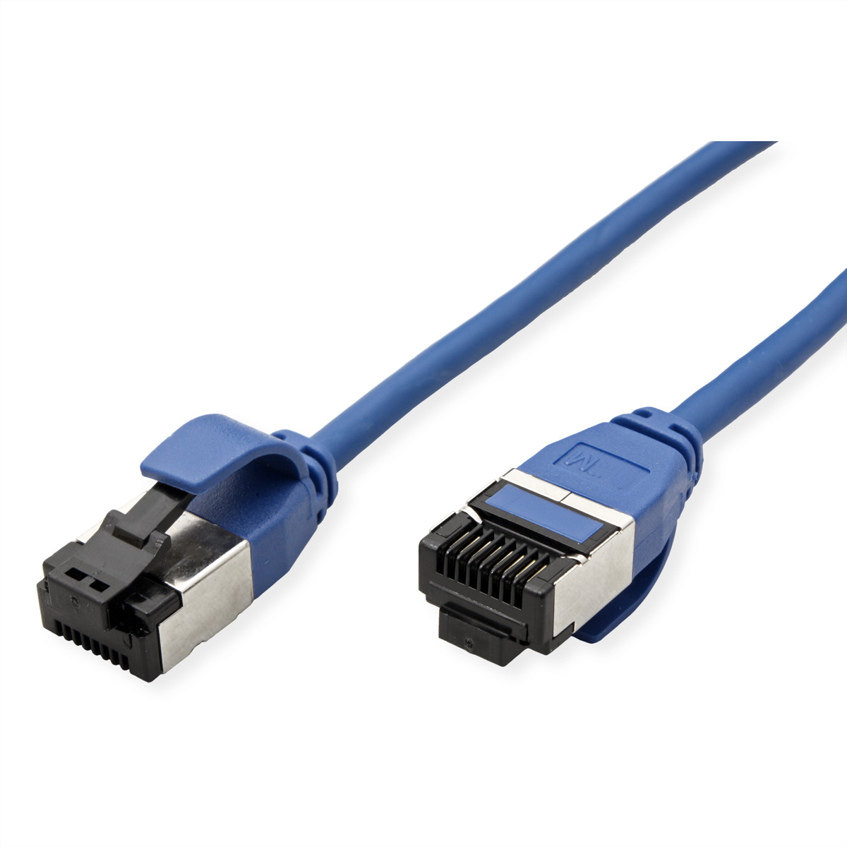 Een blauwe netwerkkabel met twee RJ45-connectoren, op witte achtergrond.