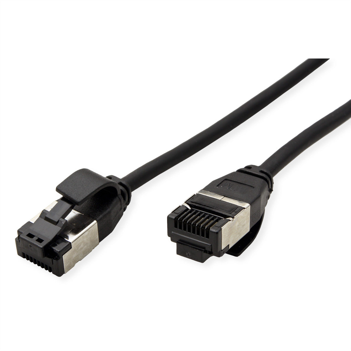 Een zwarte Ethernetkabel met RJ45-connectoren op witte achtergrond.