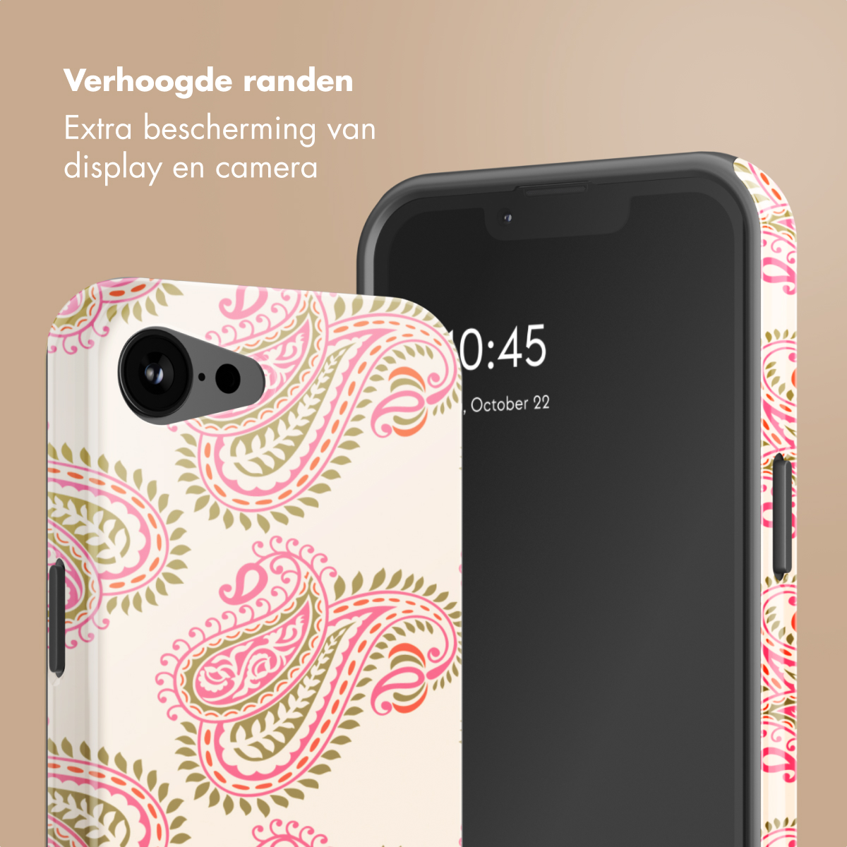 Un téléphone avec une coque à motif cachemire et un écran sombre.