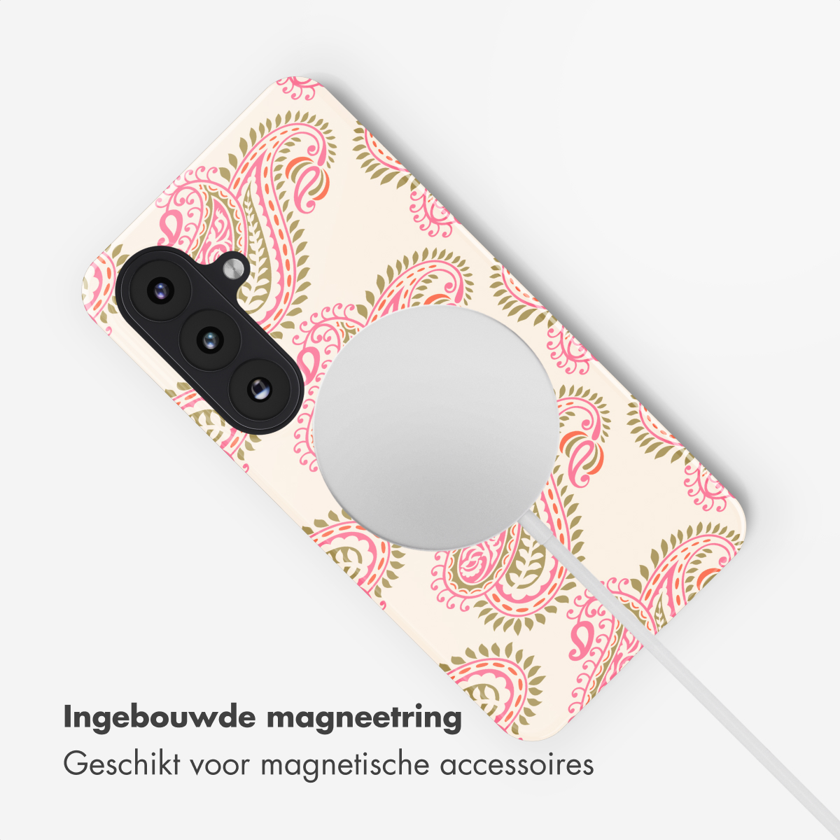 Een telefoonhoesje met paisley-patroon in roze en groen op crème achtergrond.