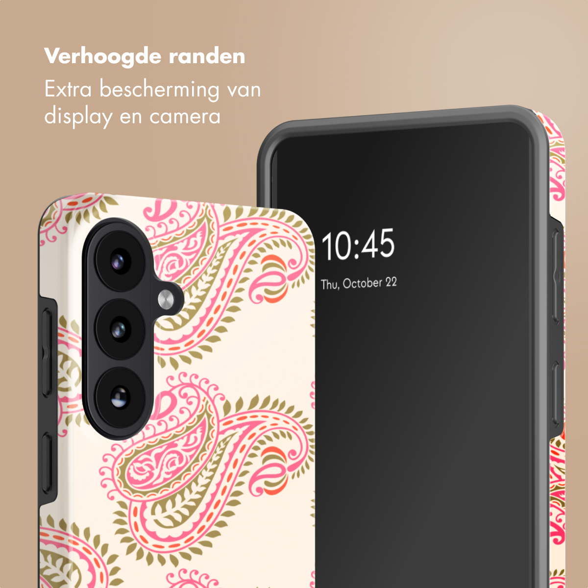 Telefoonhoes met paisley-patroon en verhoogde randen naast een smartphone.