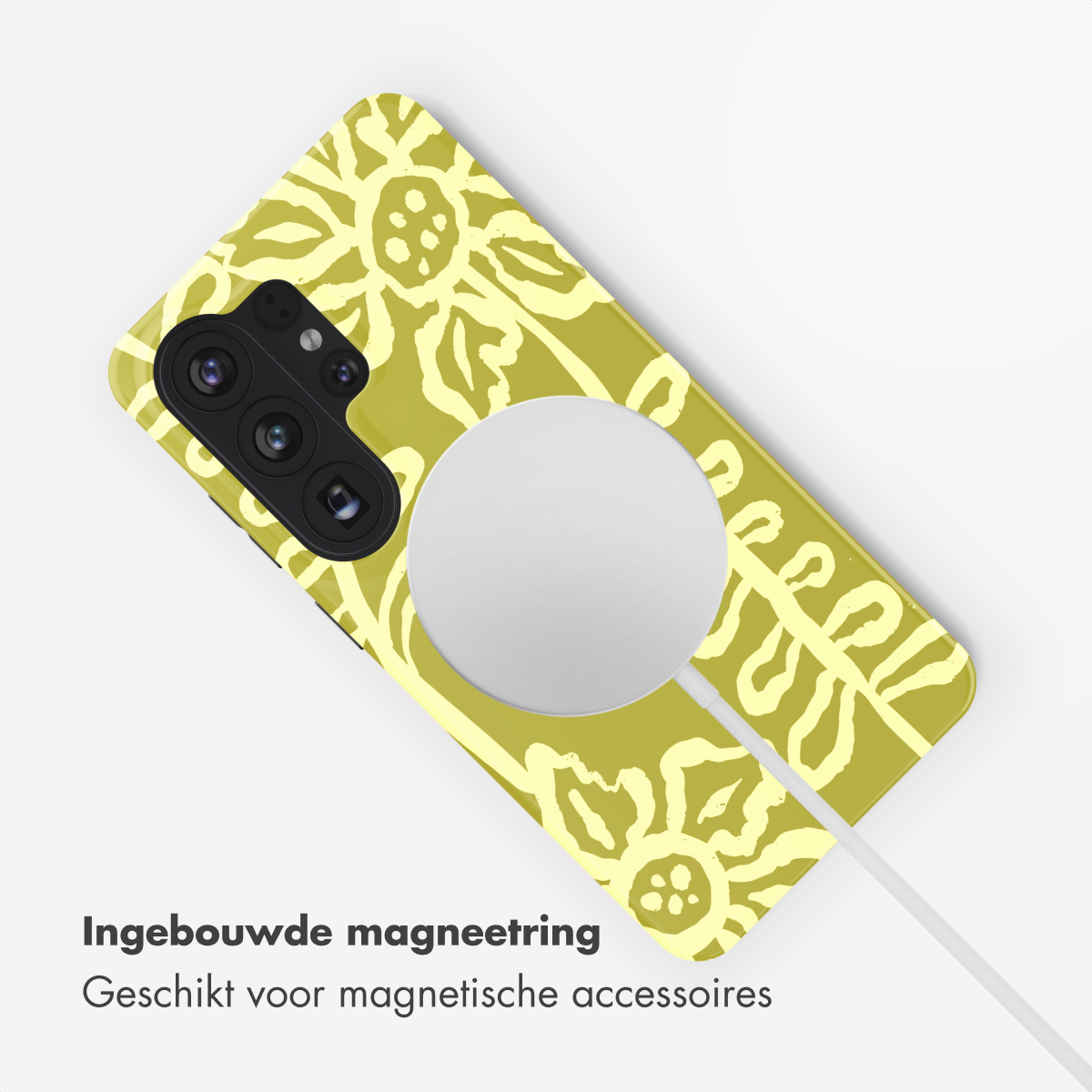 Coque de téléphone verte à motif floral et anneau magnétique. Appareil photo visible.