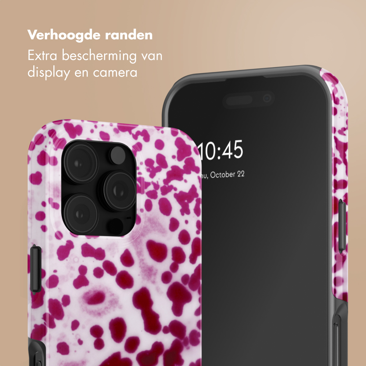 Een telefoonhoes met roze vlekken en een camera met drie lenzen.