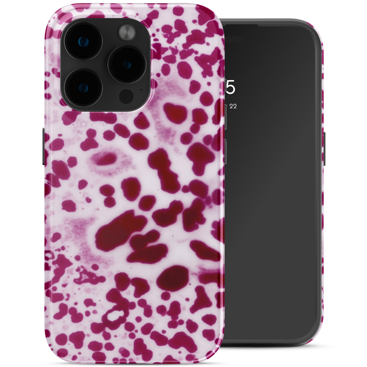 Una custodia bianca per telefono con macchie rosse accanto a uno smartphone scuro.