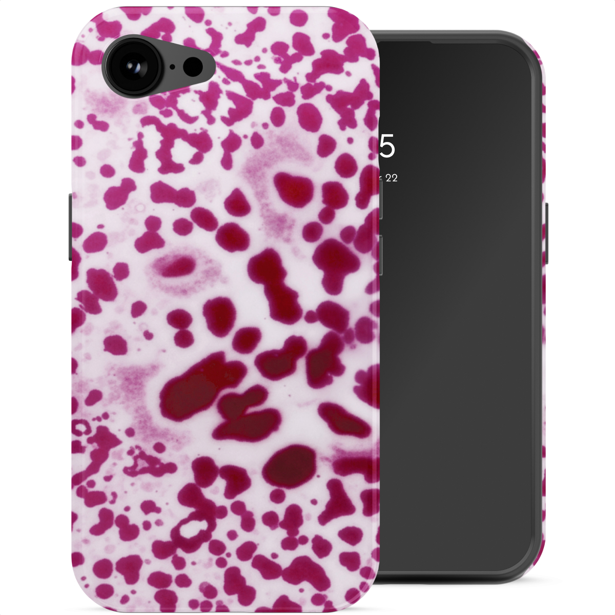 Un smartphone avec une coque à motifs de taches rouge sombre sur fond blanc.