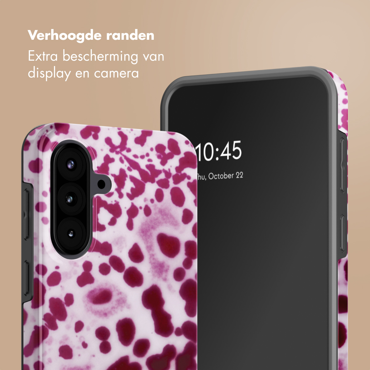 Een smartphone met een hoesje met patroon, met dieprode vlekken op een witte achtergrond.