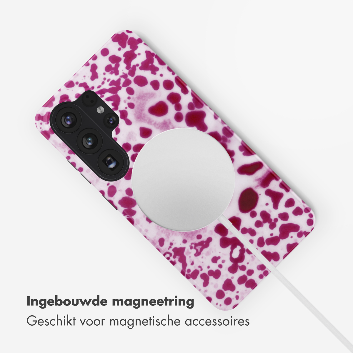 Une coque de téléphone à motif marbre rose, gros plan du système de caméra et chargeur MagSafe.
