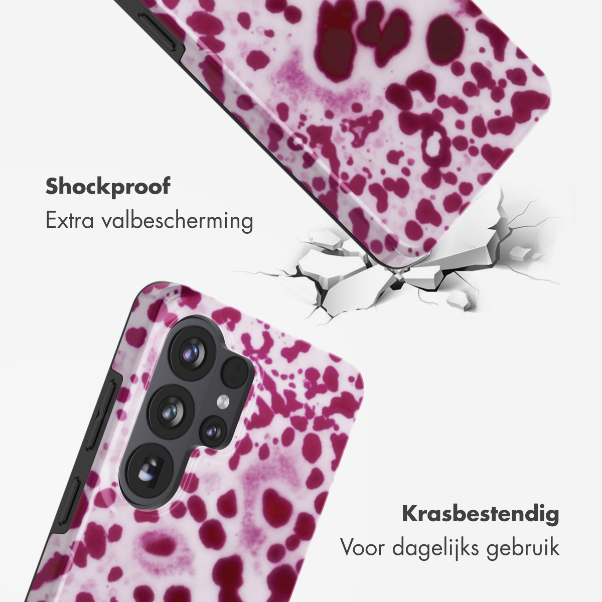 Coque de téléphone marbre violet avec découpe caméra sur sol brisé.