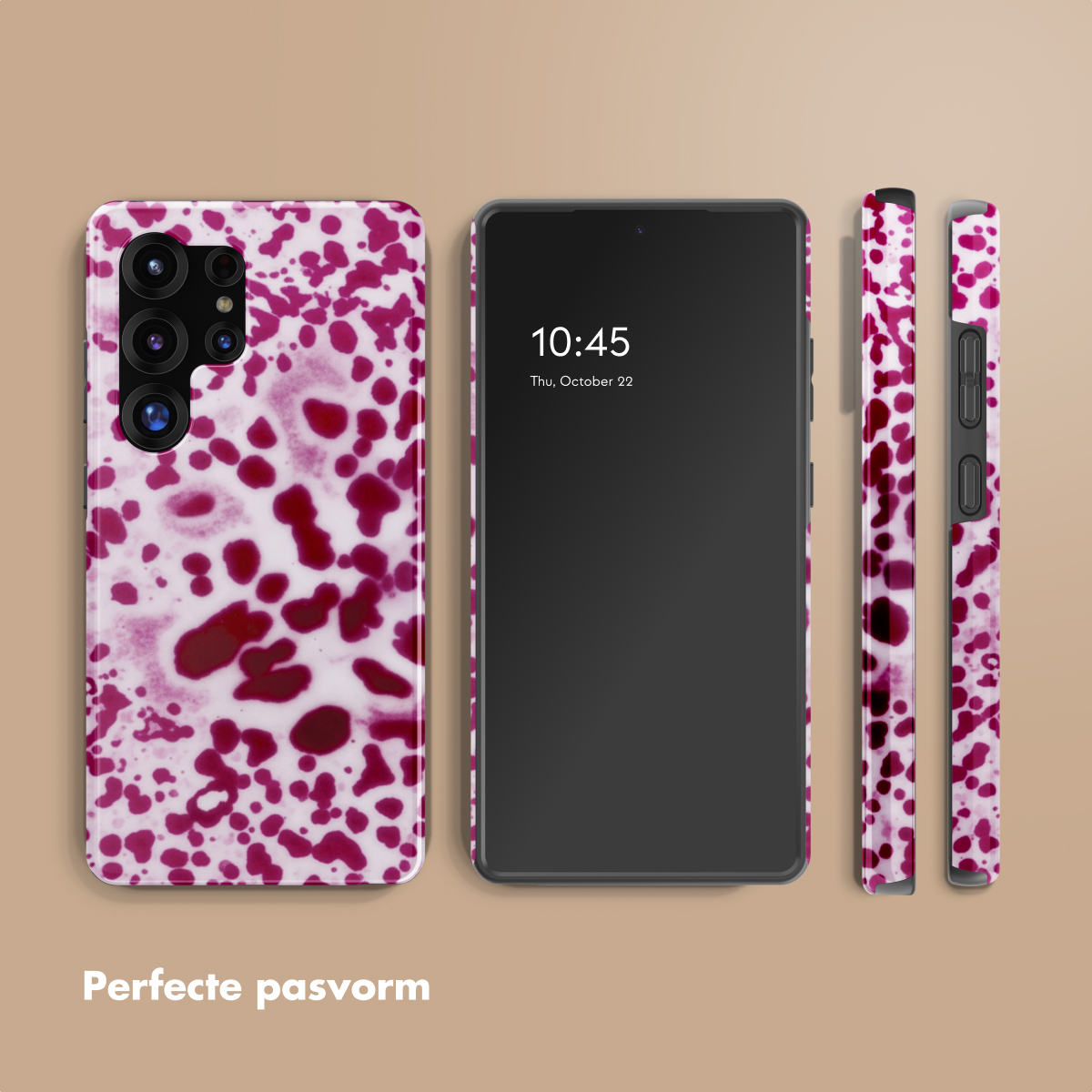 Een smartphone met een wit, rood-bespat patroon, naast twee telefoonhoesjes.