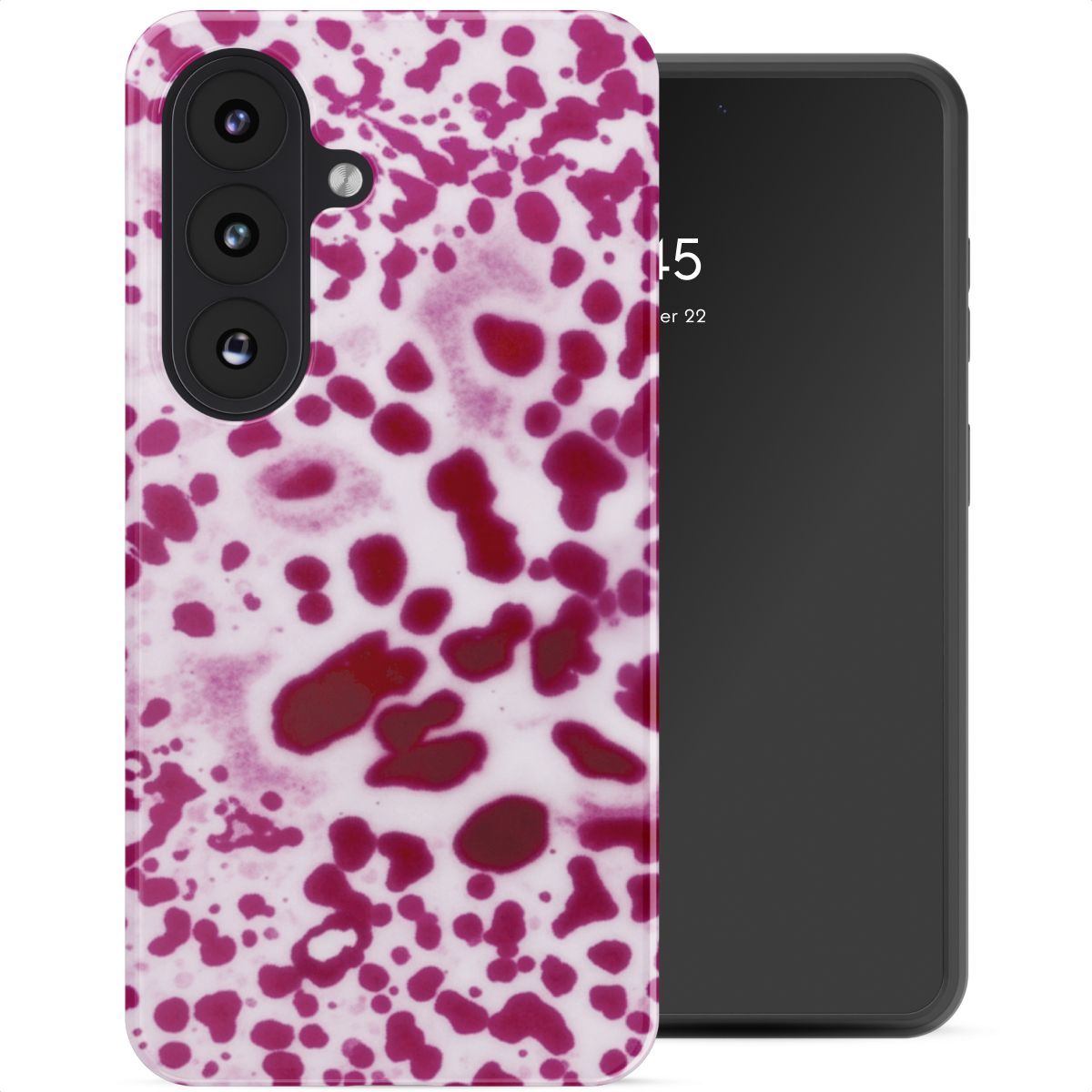 Een telefoonhoes met rood vlekkenpatroon naast een smartphone.