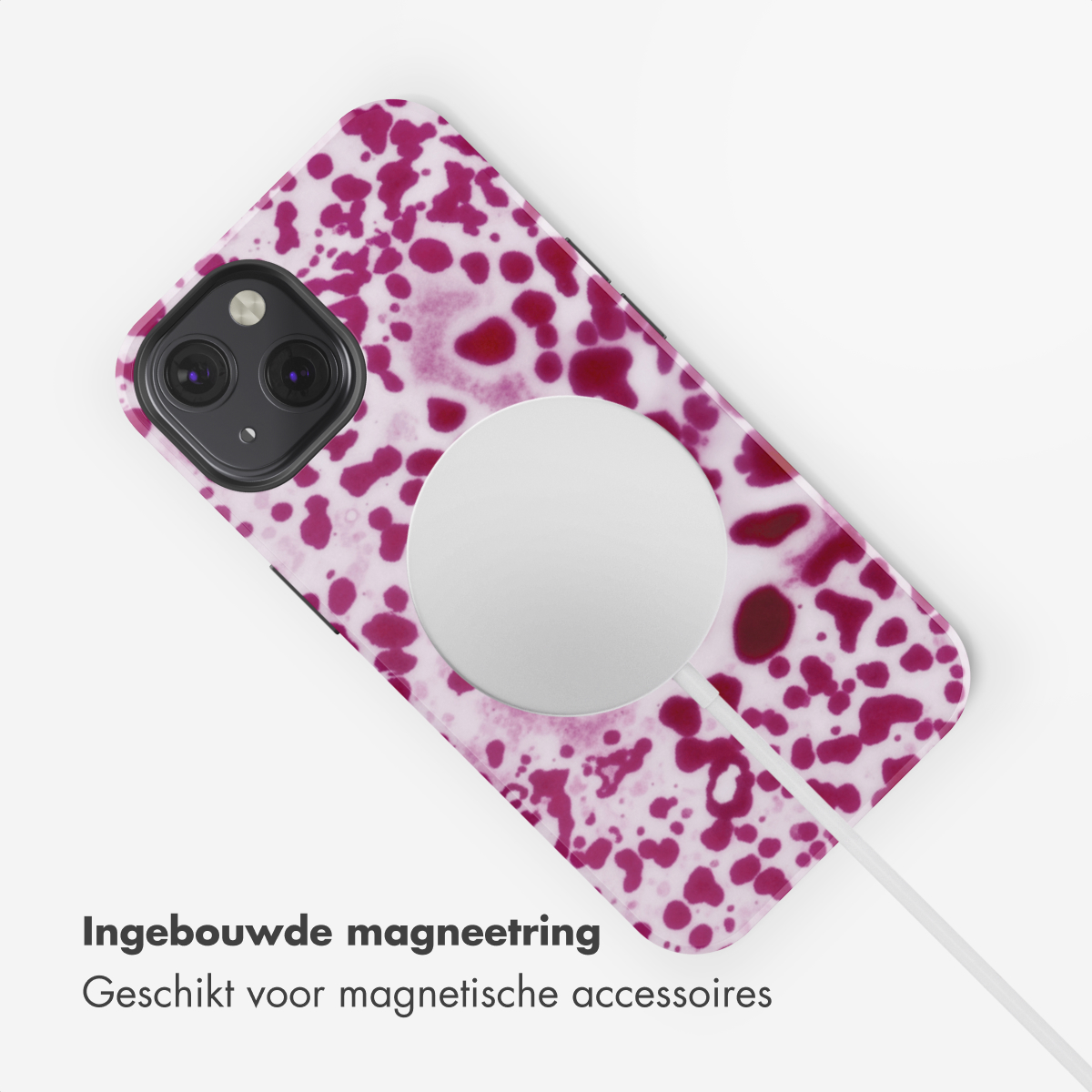 Una cover viola maculata con un caricatore MagSafe bianco.