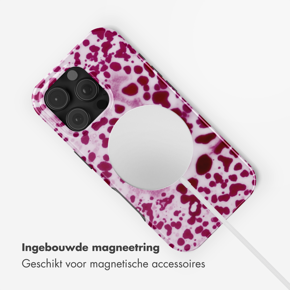 Cover viola a macchie con cerchio magnetico bianco e cavo di ricarica.