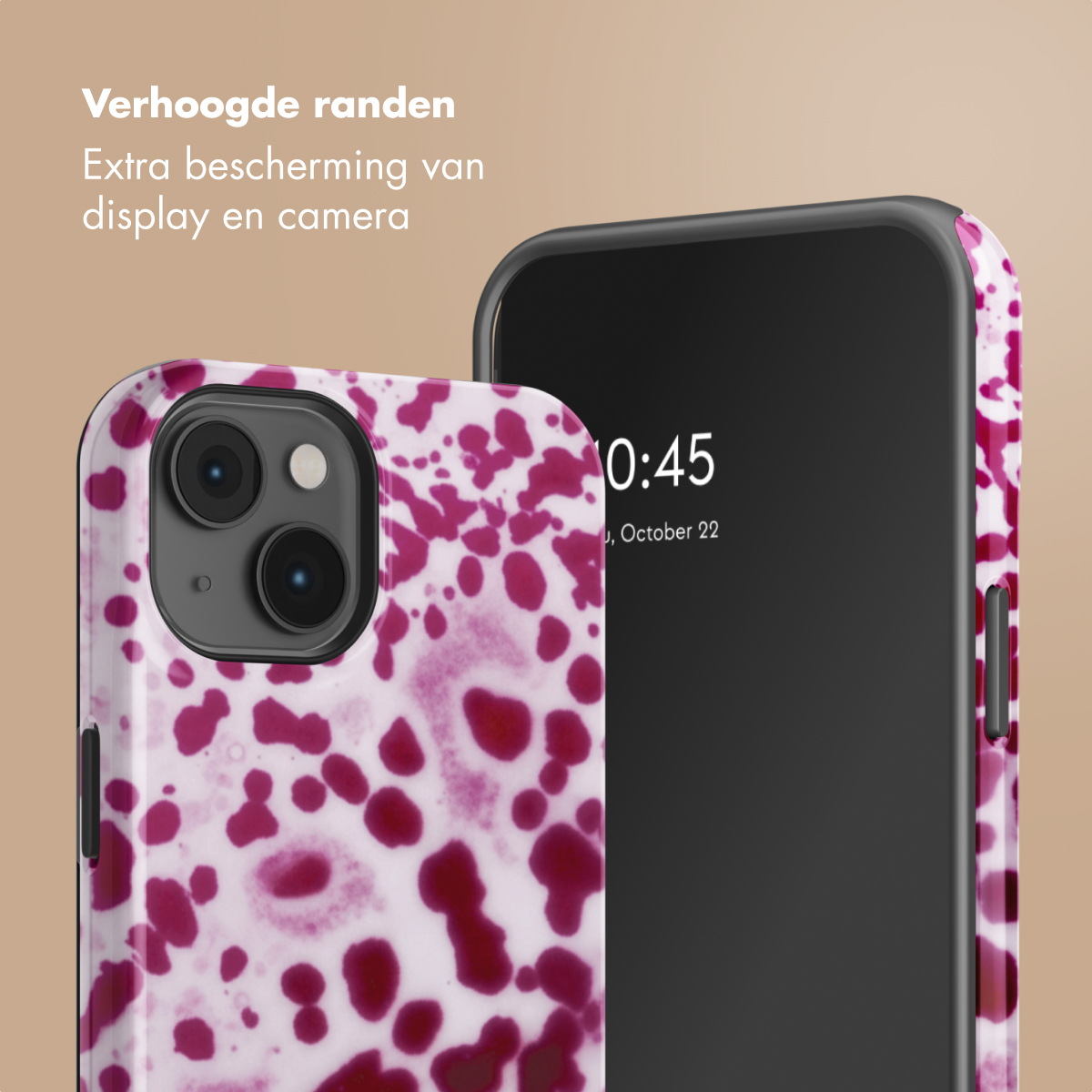 Un telefono con una custodia a fantasia maculata viola, che offre protezione extra.