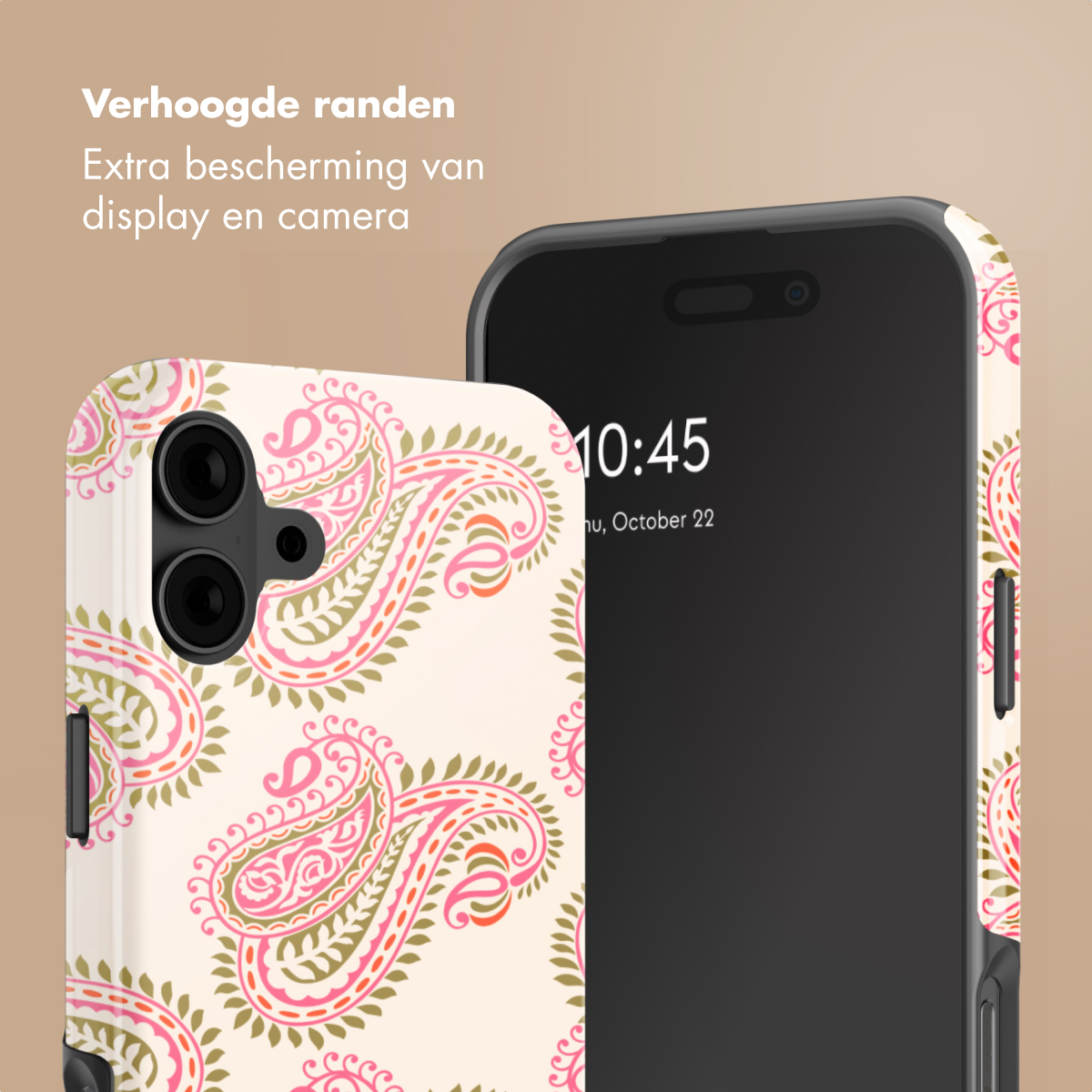 Un téléphone avec un étui à motif cachemire et un écran sombre.
