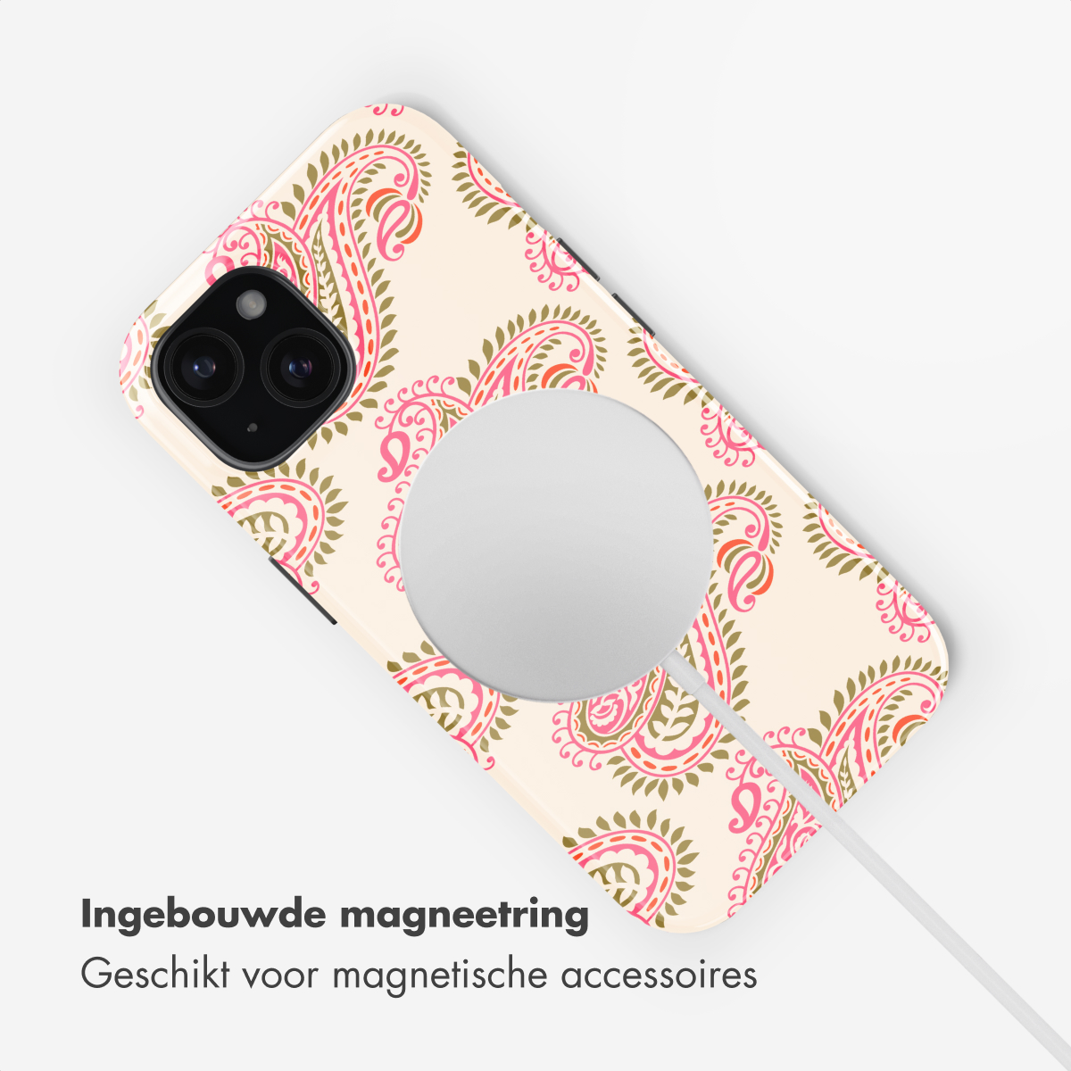 Een telefoonhoes met roze en groen paisley-patroon op een lichte achtergrond.