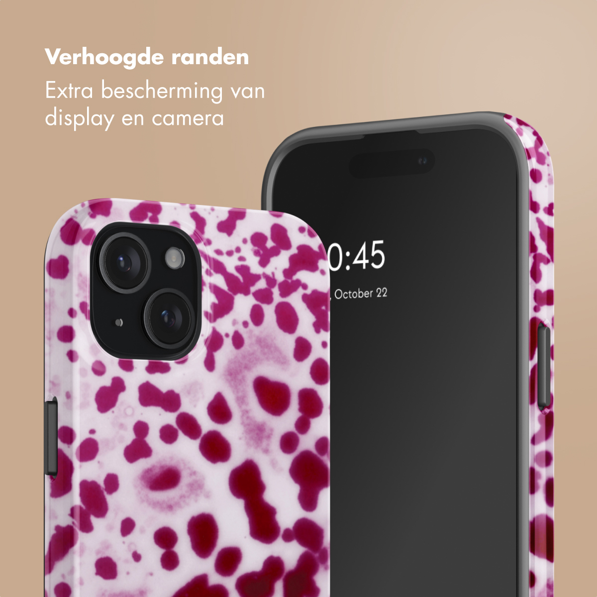 Een telefoonhoesje met roze patroon ligt voor een smartphone met donker scherm.