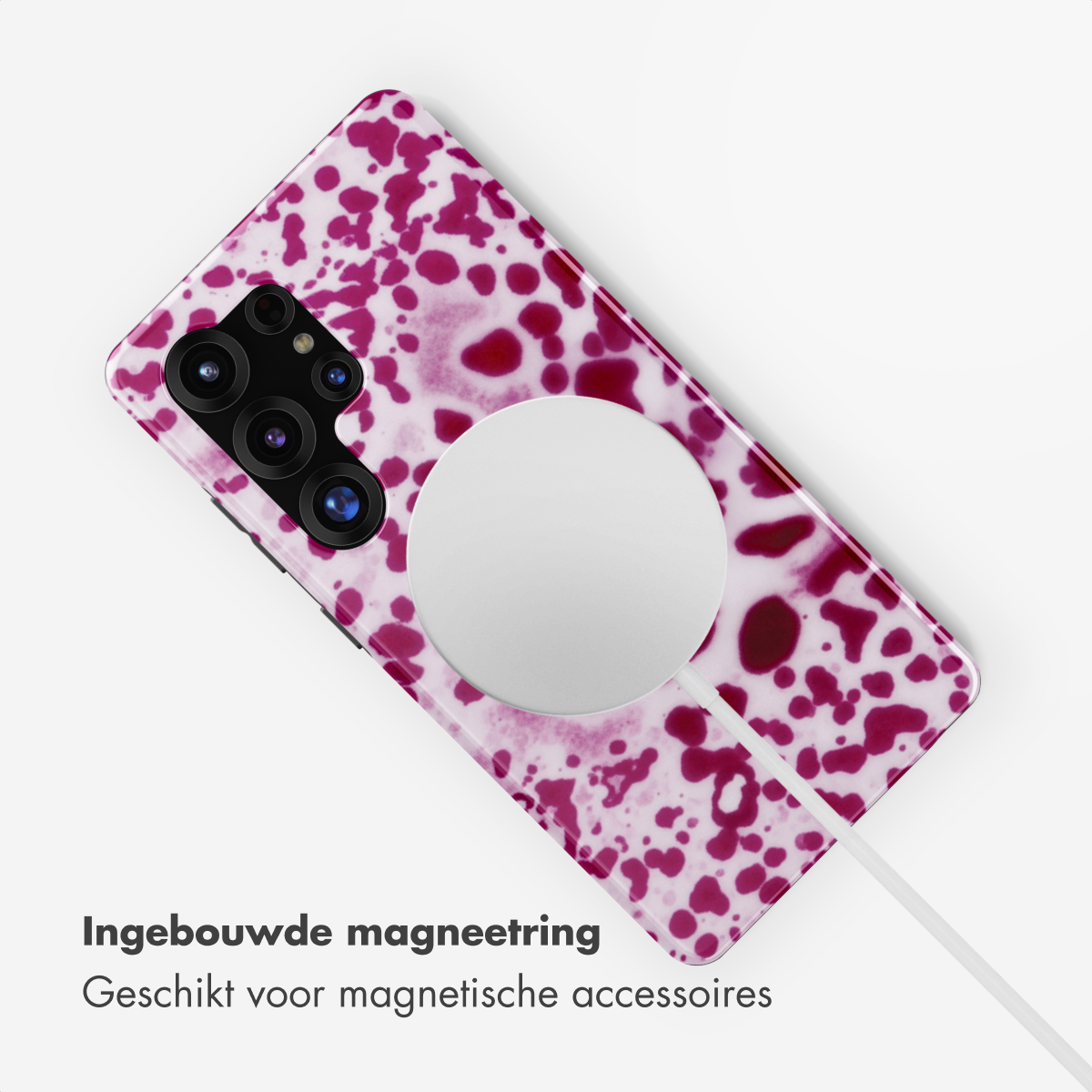 Een smartphone met paars marmerpatroon en magnetische laadeenheid.