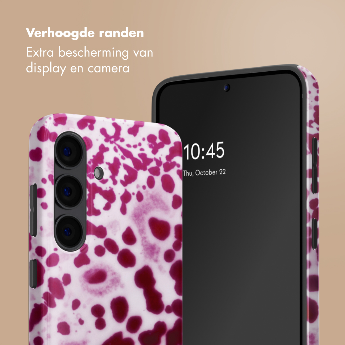 Un smartphone avec un étui à motif de taches violettes, montrant un bord surélevé.