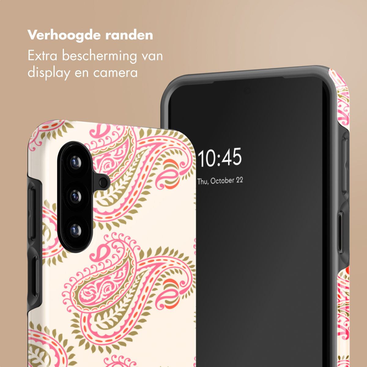 Een mobiele telefoon met een lichtbeige hoesje met roze en groen paisley-patroon.