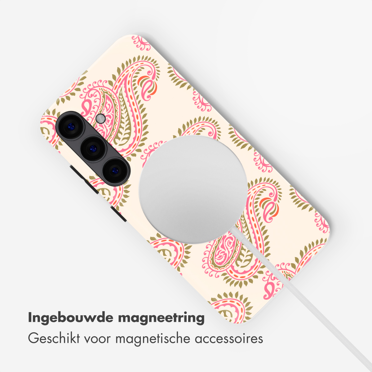 Une coque de téléphone avec un motif cachemire rose et vert sur fond crème.