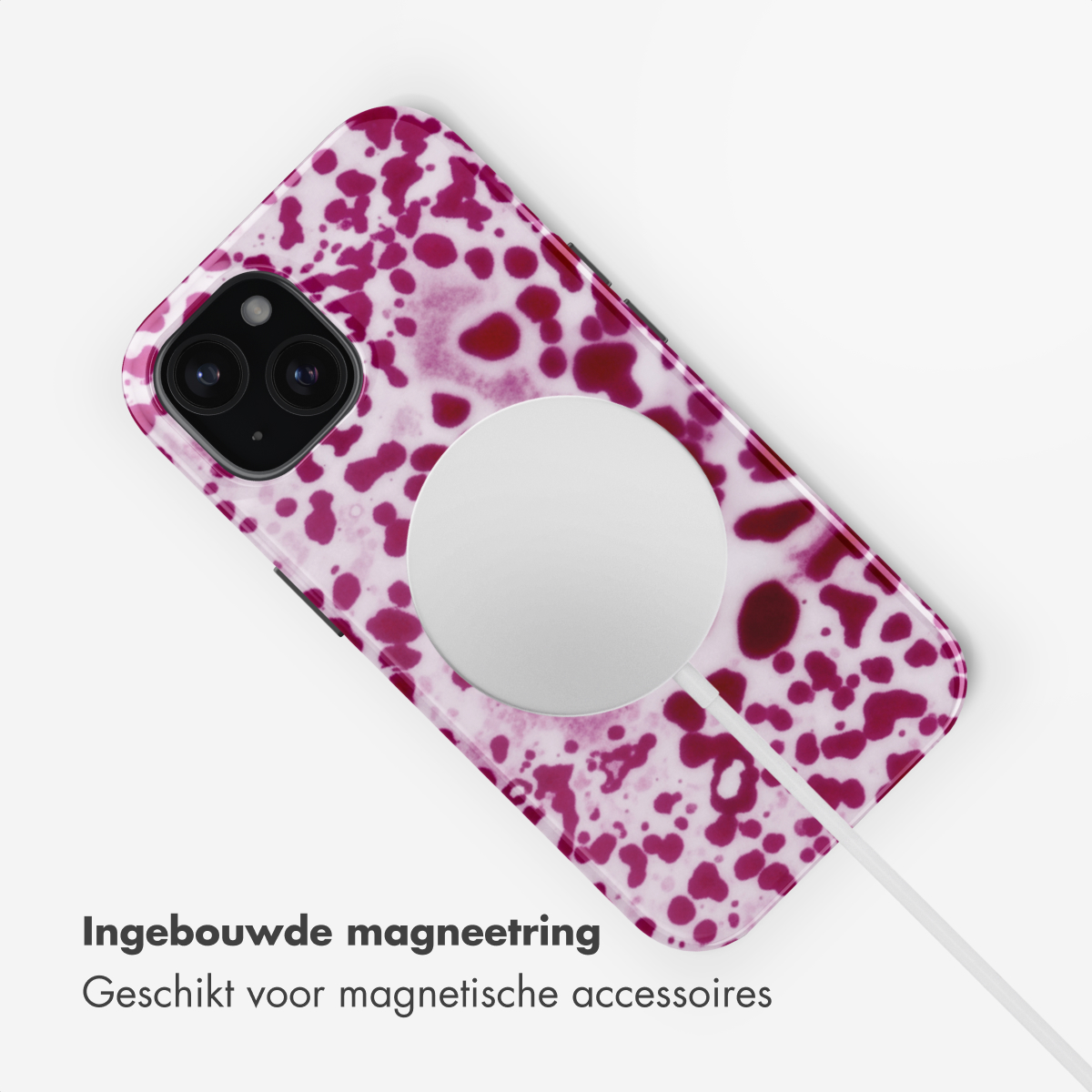 Een roze-witte telefoonhoes met magnetische oplaadcirkel en kabel.