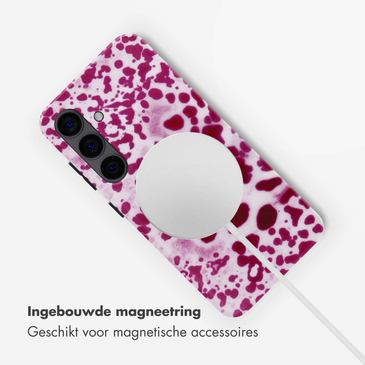 Coque de téléphone avec motif tacheté violet, anneau MagSafe et câble.