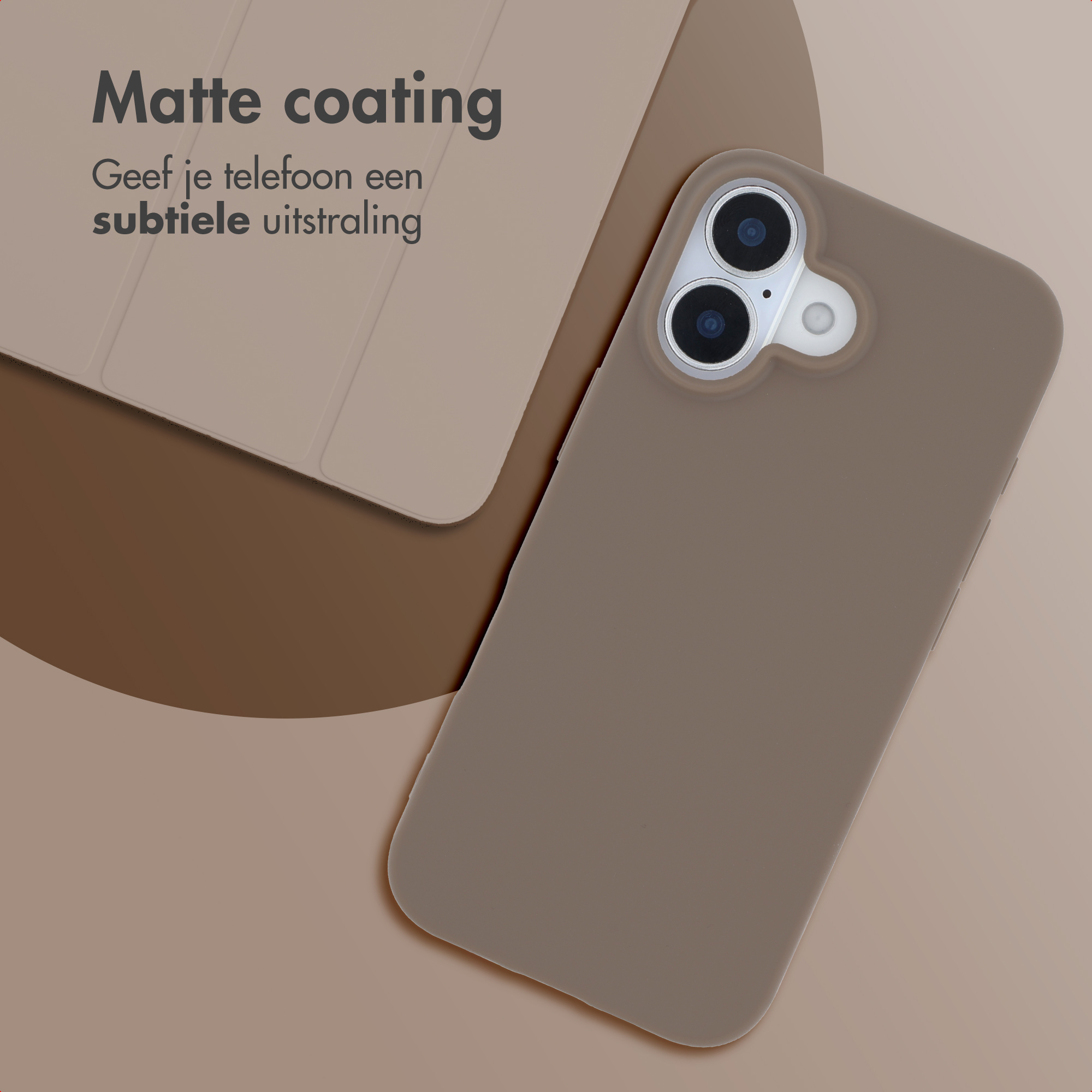 Une coque de téléphone marron repose sur un fond brun clair.
