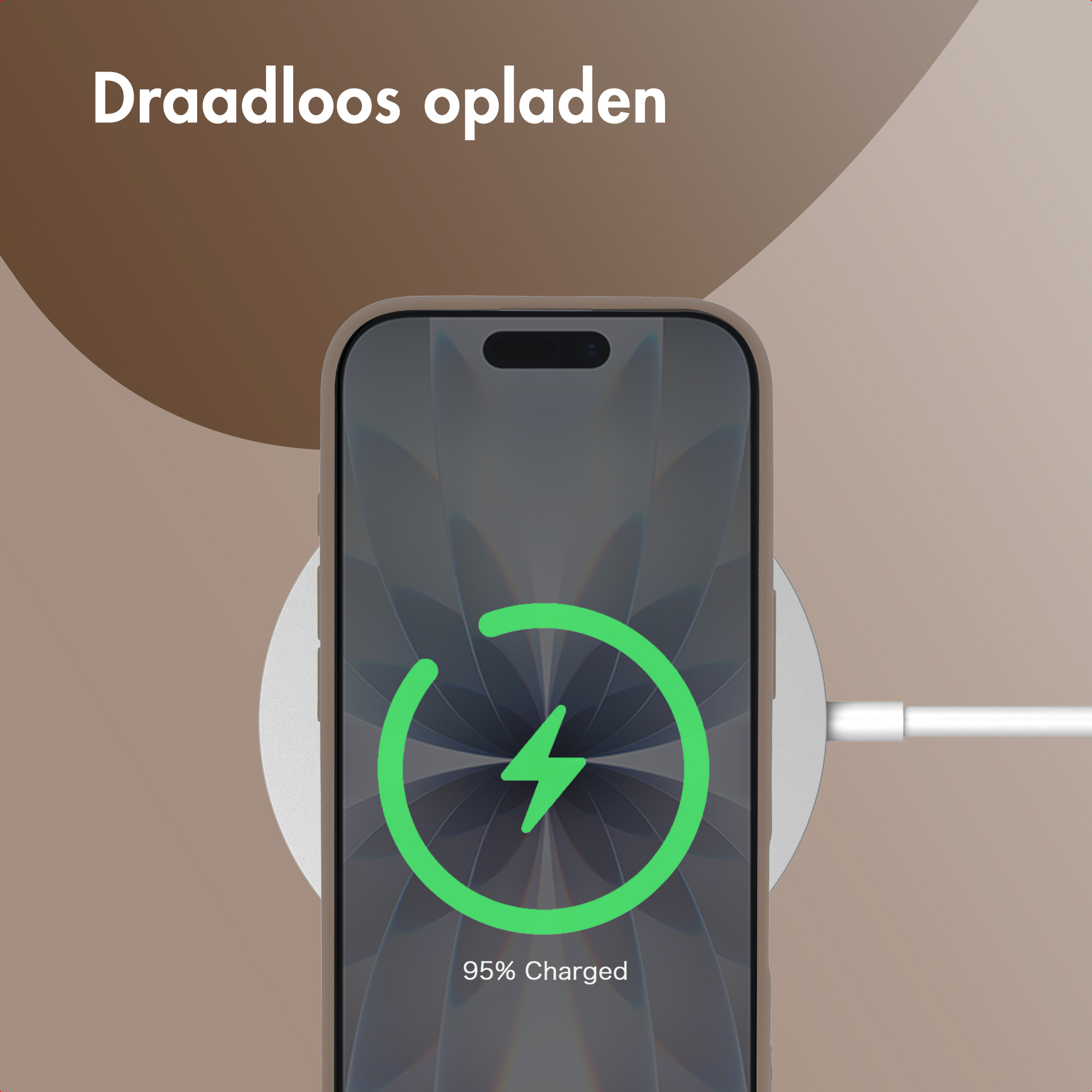 Un smartphone se charge sans fil sur une station de charge.