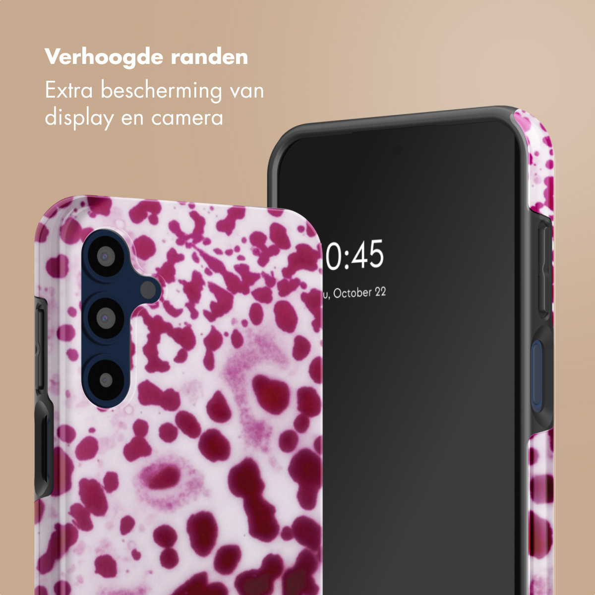 Uno smartphone con cover a fantasia maculata viola e schermo nero.
