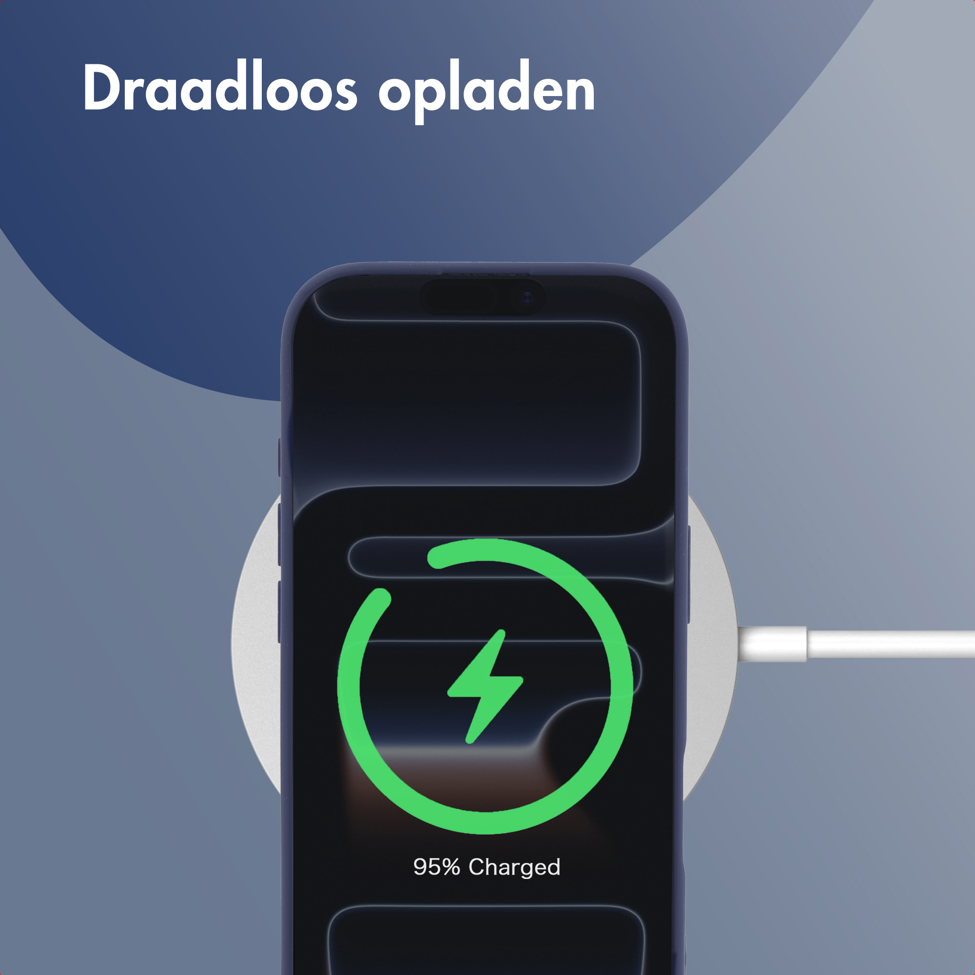 Donkerblauwe smartphone draadloos opladen, 95% opgeladen.