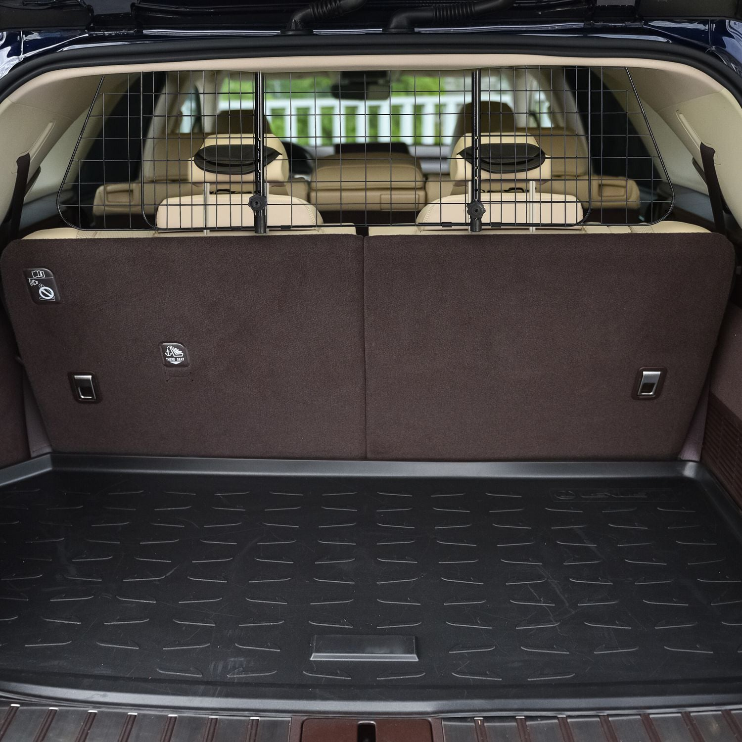Zona de carga de coche con barrera para perros y alfombrilla