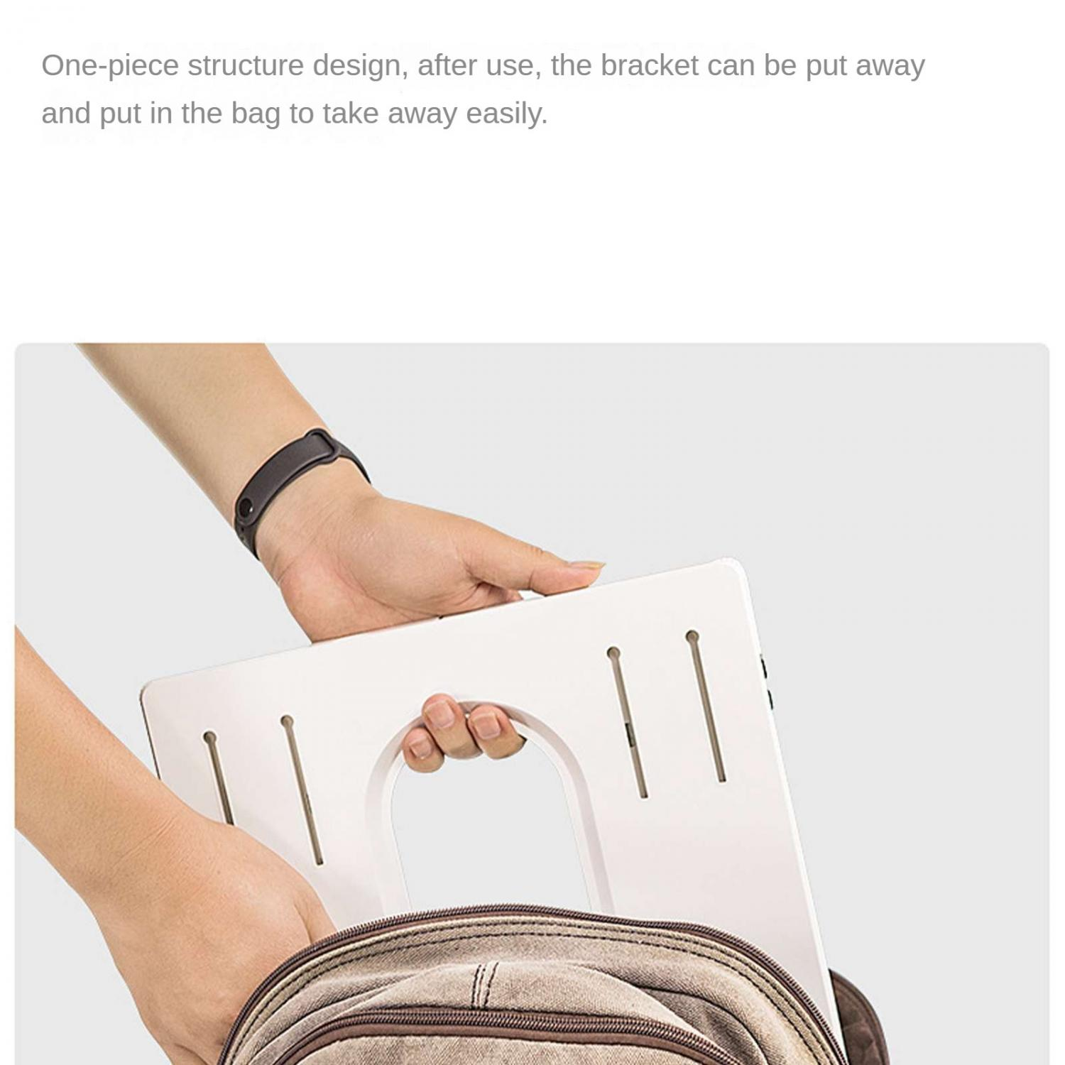 Eine weiße Halterung wird in eine braune Tasche gesteckt.