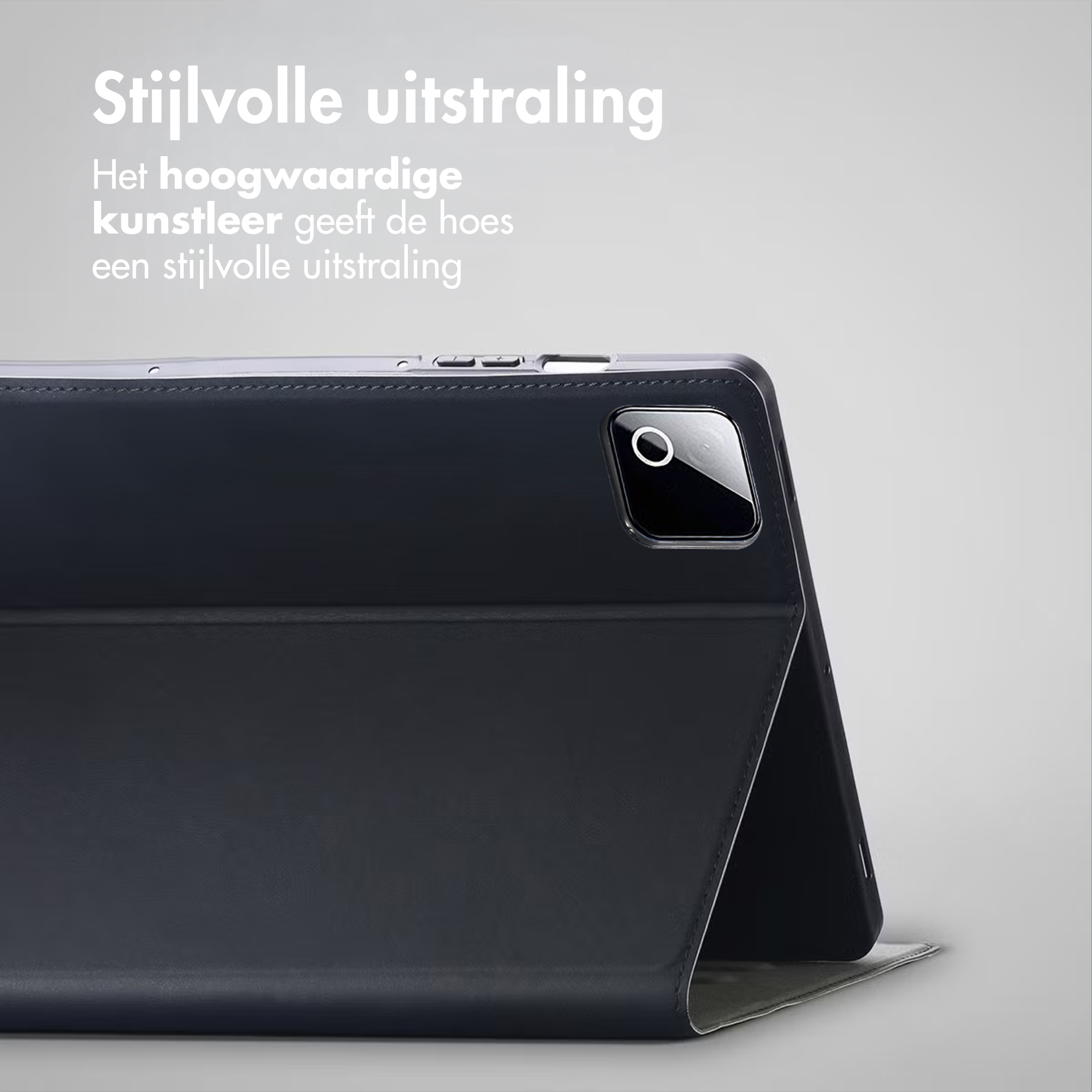 Donkerblauwe tablethoes met camera-uitsparing, op grijze achtergrond.
