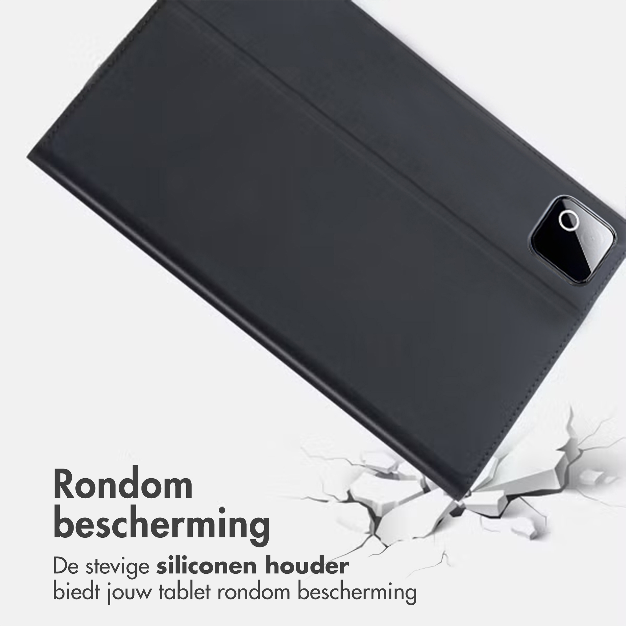 Zwarte tabletcase met camera-uitsparing rust op gebroken wit.