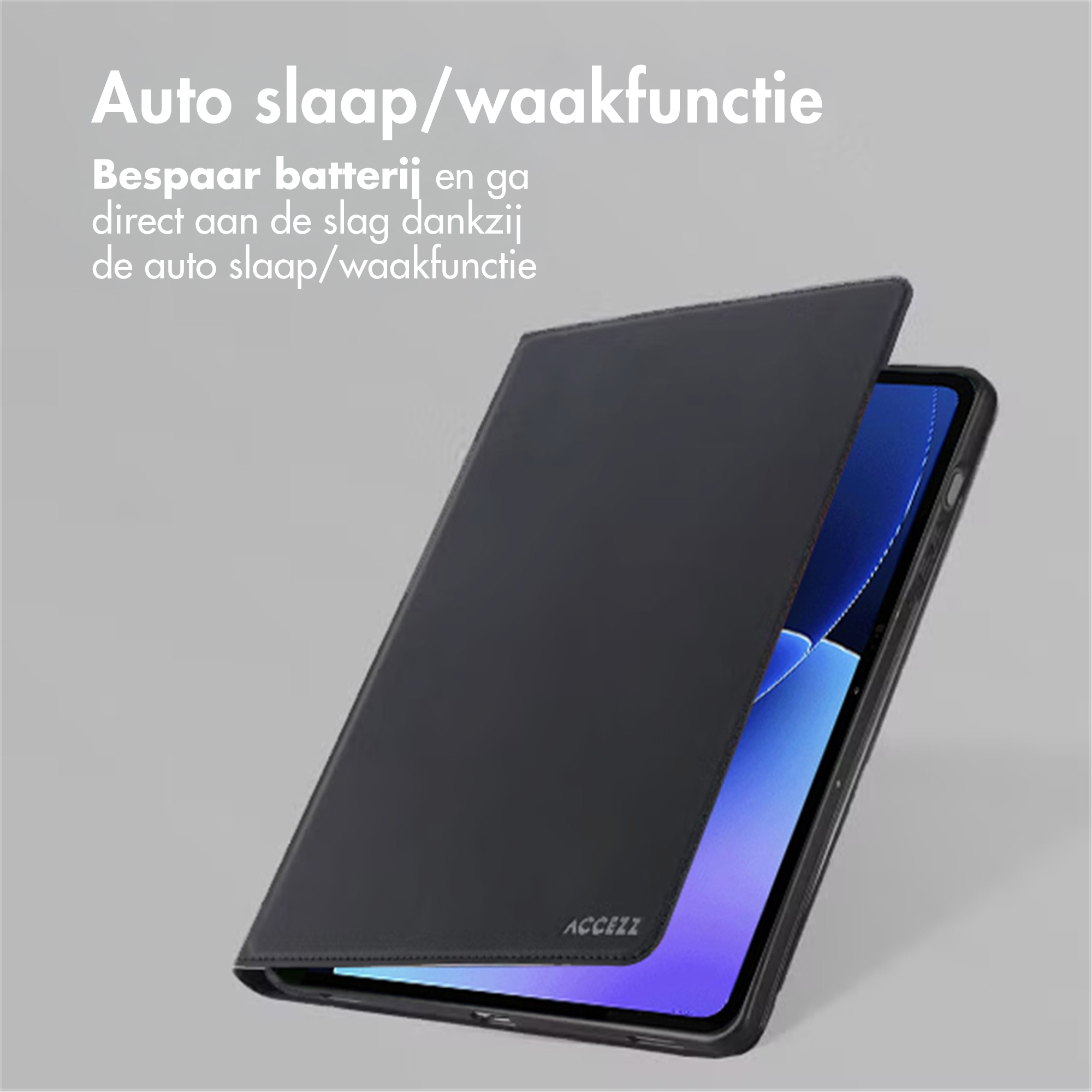 Zwart tablet in open hoes, met blauw scherm.