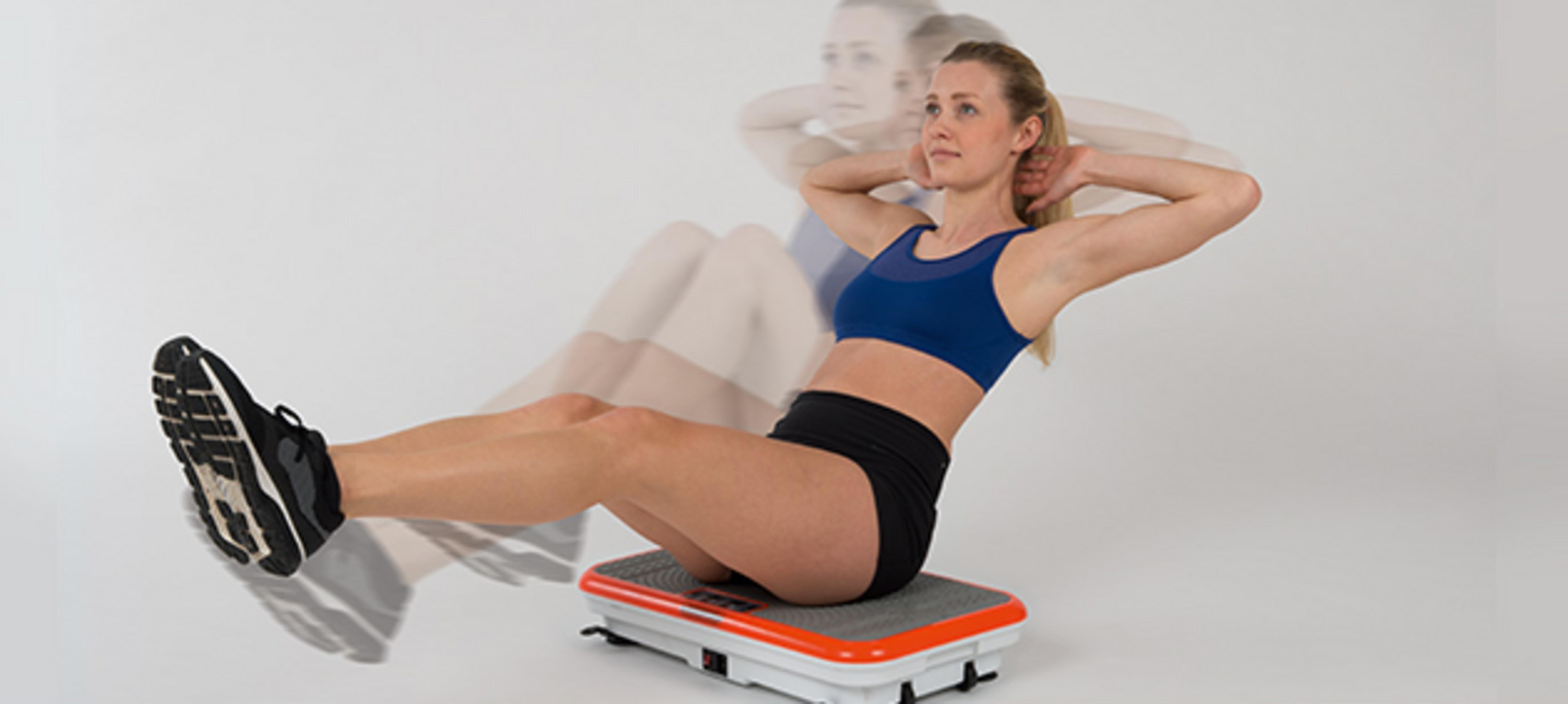 Frau macht Sit-ups auf Vibrationsplatte mit Geisterbildern.