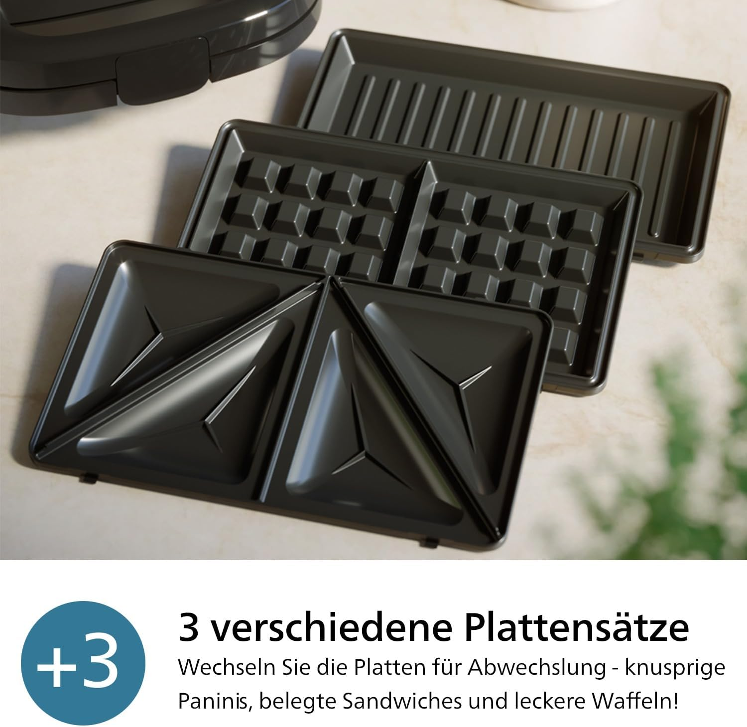 Drei schwarze Platten für Sandwichmaker: Waffel, Grill und Sandwich.