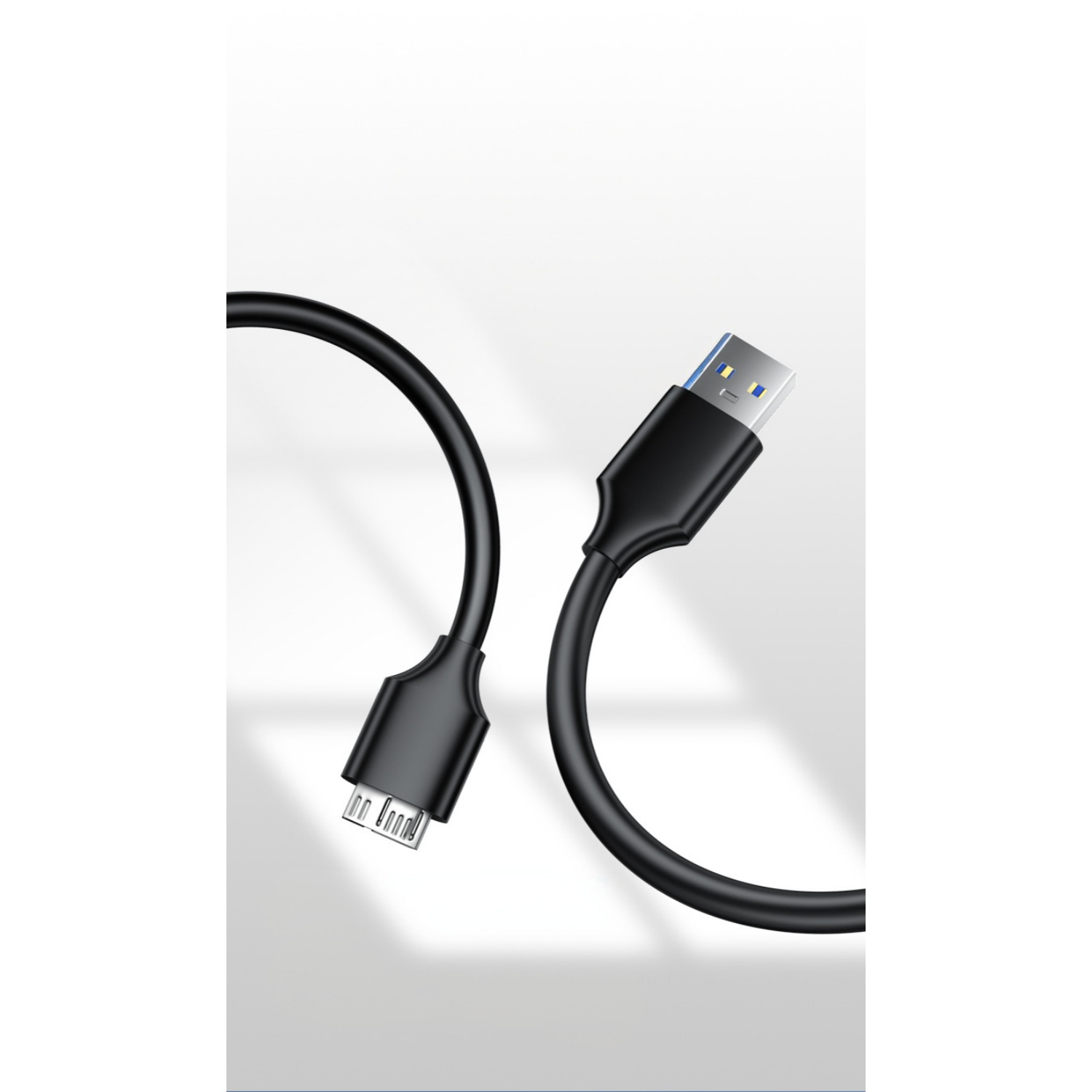 Schwarzes USB-Kabel mit Mikro-USB- und USB-A-Steckern, auf weißem Hintergrund.