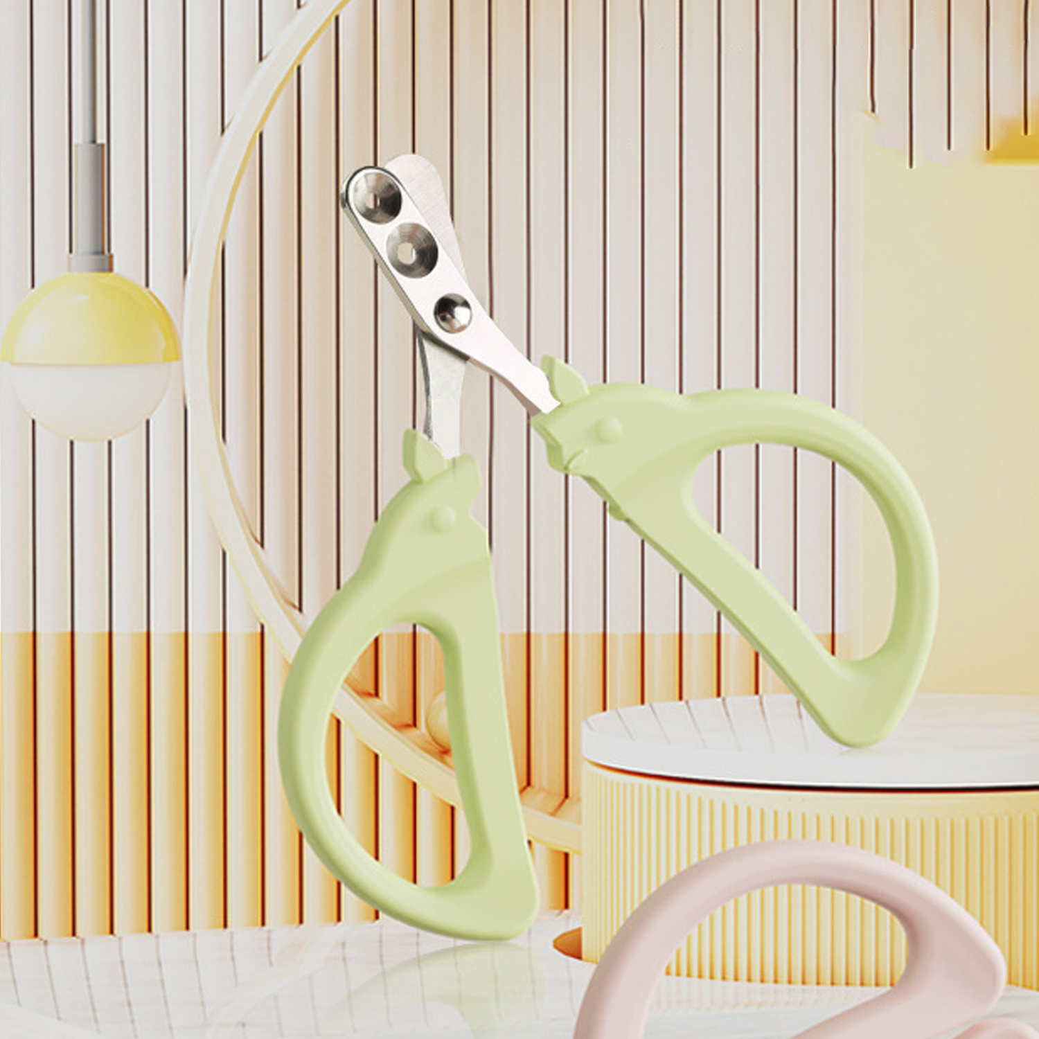 Tagliaunghie verdi con design a testa di animale in mostra.