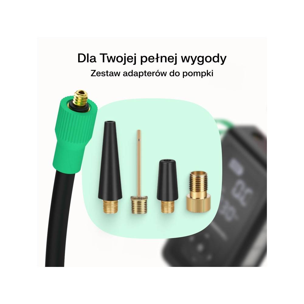Zielony wąż z różnymi adapterami do pompki i cyfrowym miernikiem w tle.