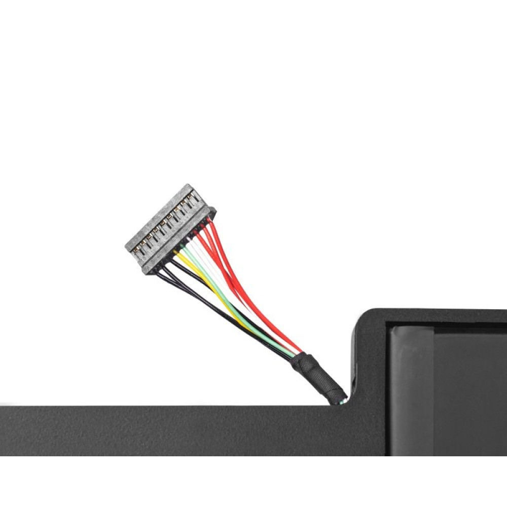 Kabel łączący z kolorowymi przewodami i szarą wtyczką na czarnej powierzchni.