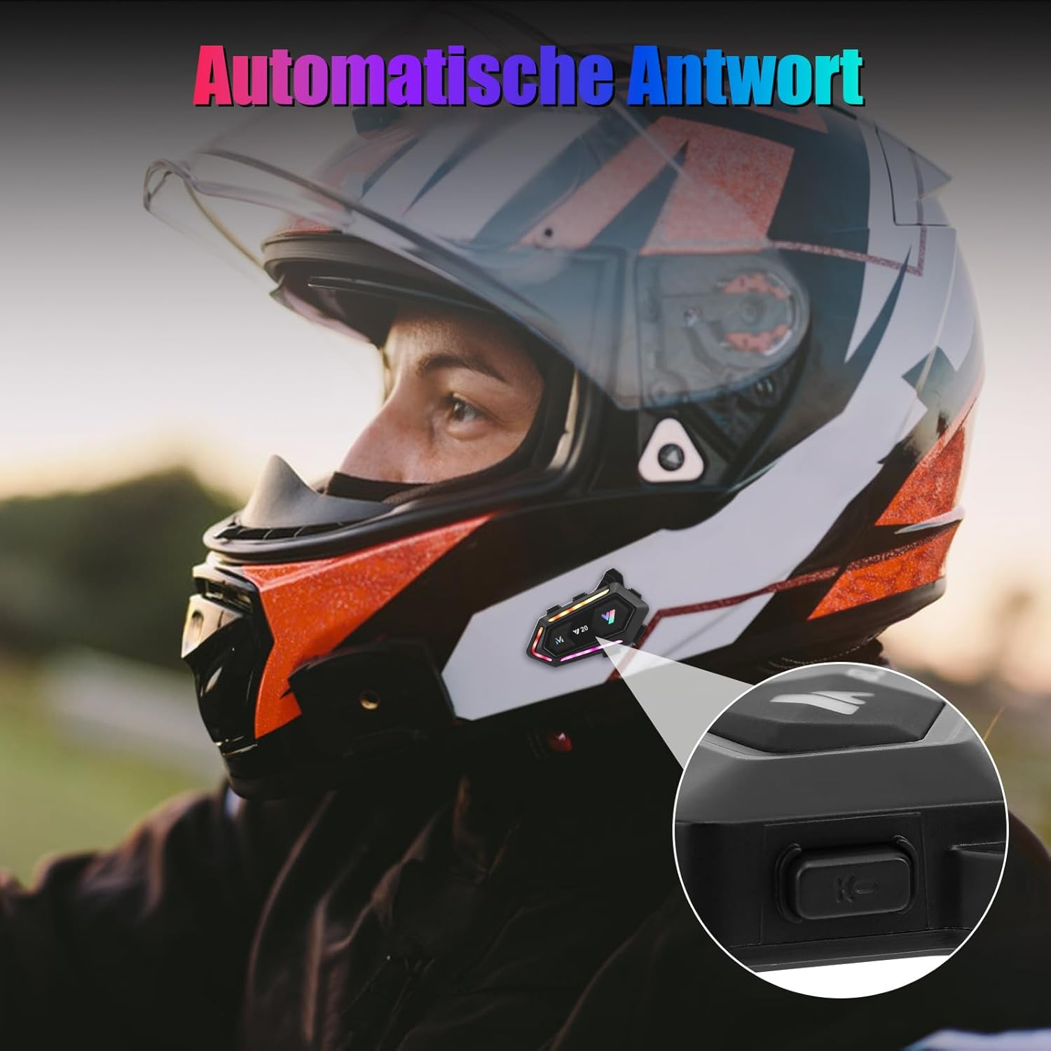 Motorradhelm mit Bluetooth-Headset und Vergrößerung eines Knopfes.