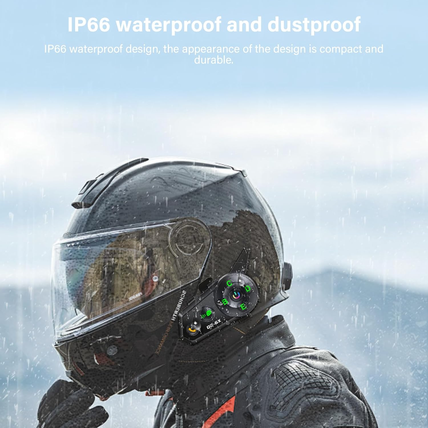 Motorradfahrer mit Helm und Kommunikationssystem bei Regen. IP66 wasserdicht.