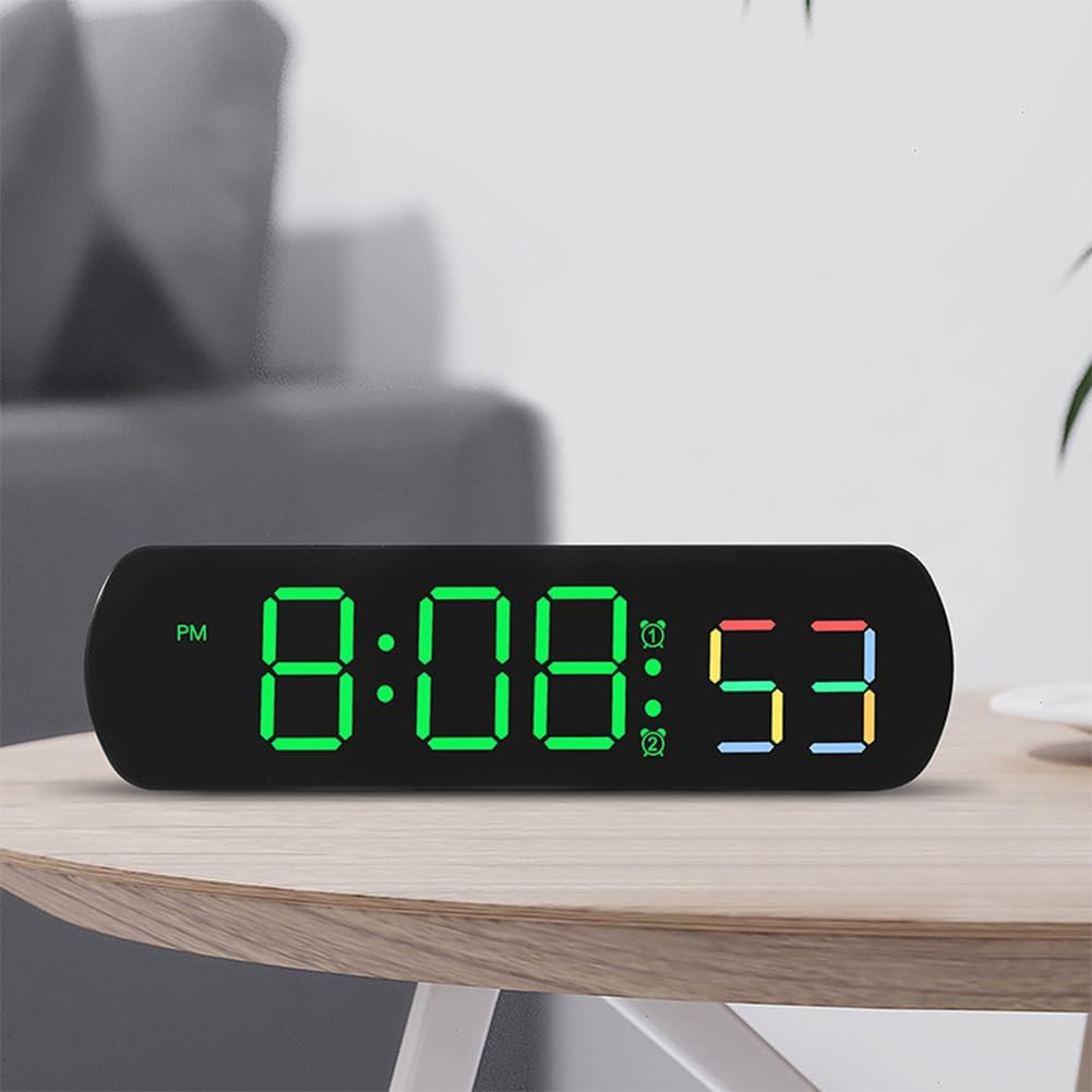 Digitaluhr zeigt 8:08:53 PM. Grüne Ziffern auf schwarzem Display.