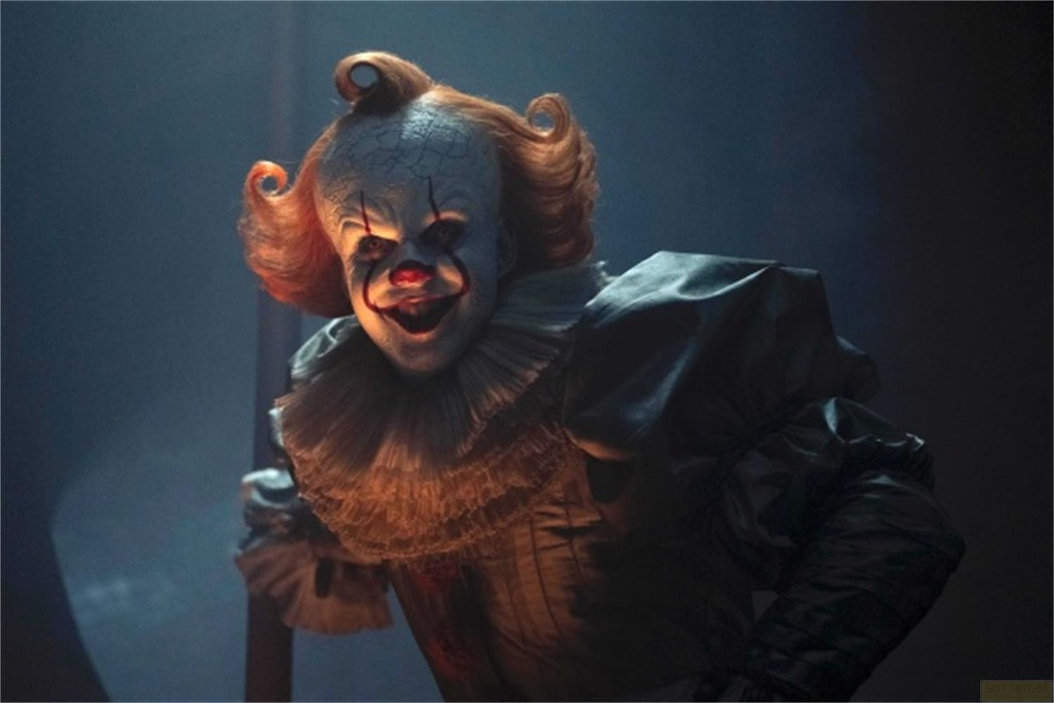 Un clown inquietante con capelli rossi e viso bianco.