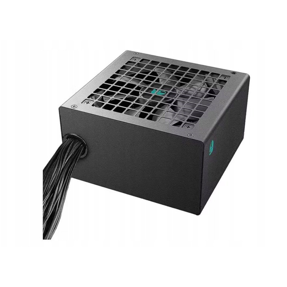 Czarny zasilacz z kratką wentylatora i kablami, białe tło.