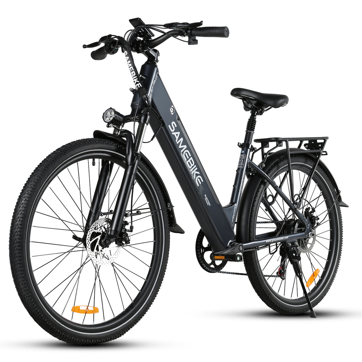 Una bicicletta elettrica nera con portapacchi, fanale anteriore e freni a disco.
