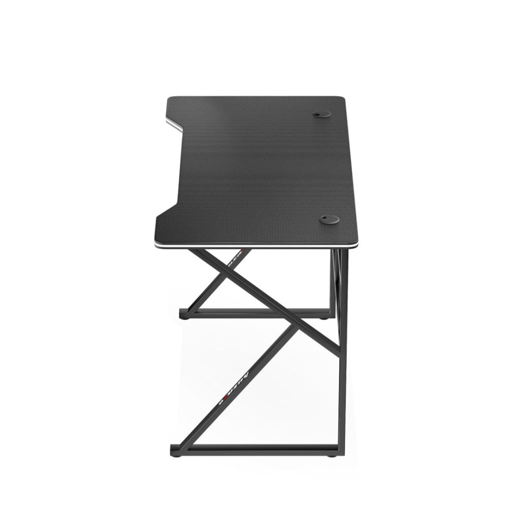 Czarny biurko z nogami w kształcie litery X i otworami na kable.