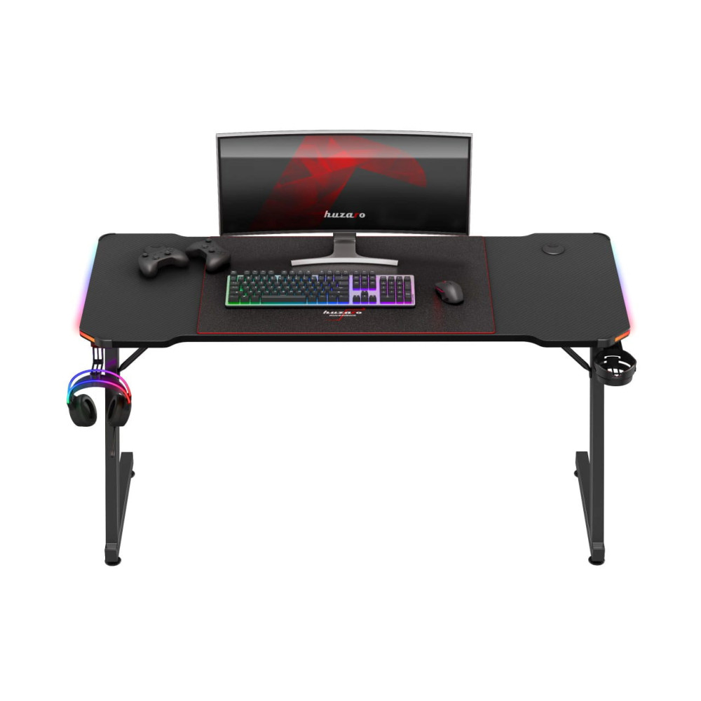 Czarny biurko gamingowe z monitorem, klawiaturą, myszą, kontrolerem i słuchawkami.