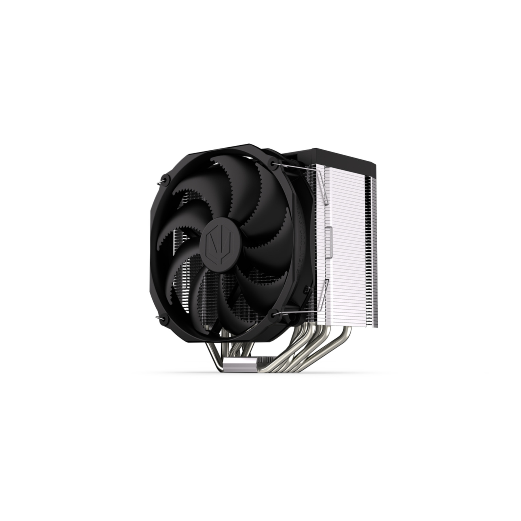 Ein schwarzer CPU-Kühler mit silbernen Heatpipes und Lüfter auf weißem Hintergrund.